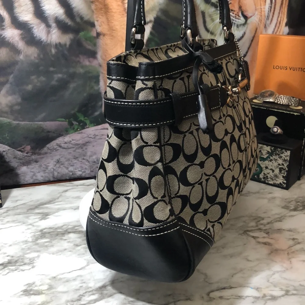 Coach Hamptons Signature C Medium Carryall Tote Bag. In GUC
Black Leather - Picture 3 of 15
